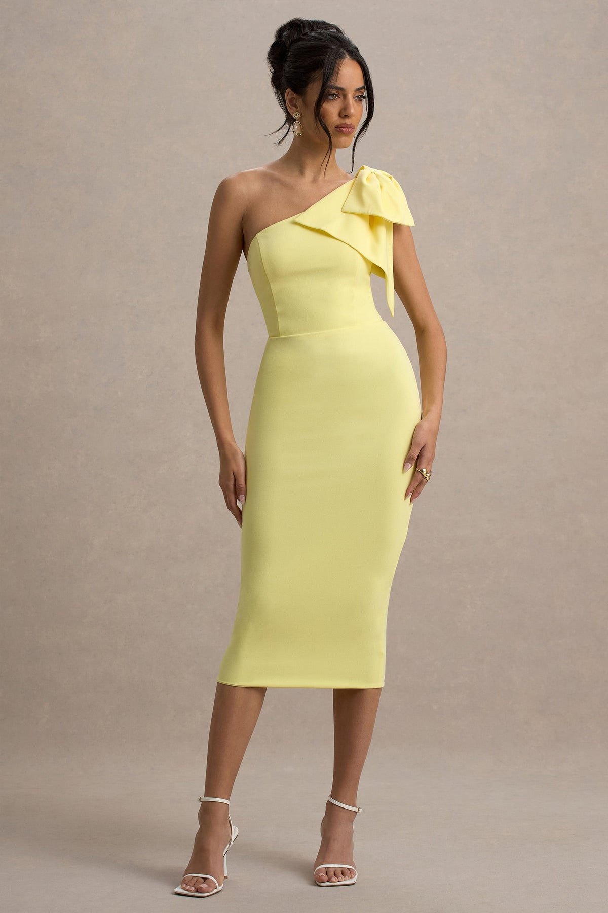 Ambretta | Vestido Midi entallado amarillo con detalle de lazo en el hombro