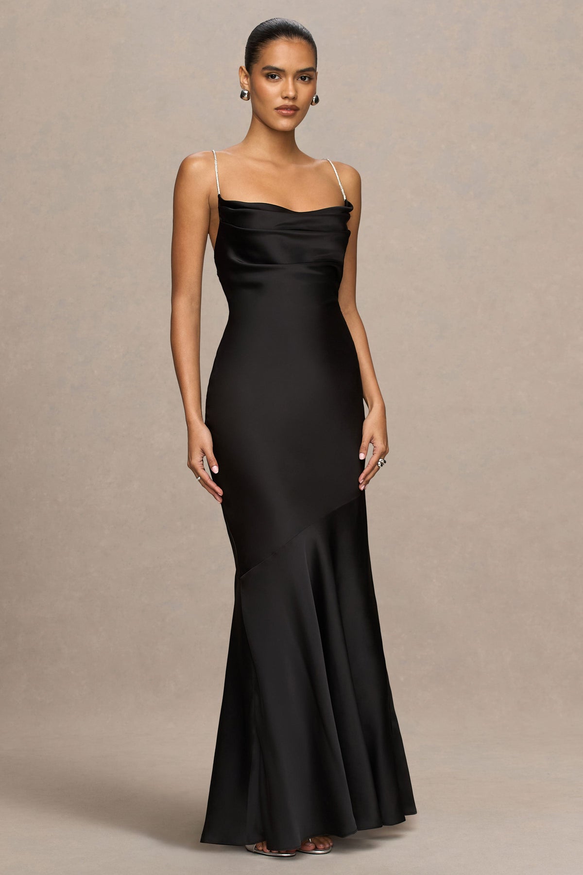 Maelia | Vestido largo de satén negro con escote drapeado y tirantes adornados