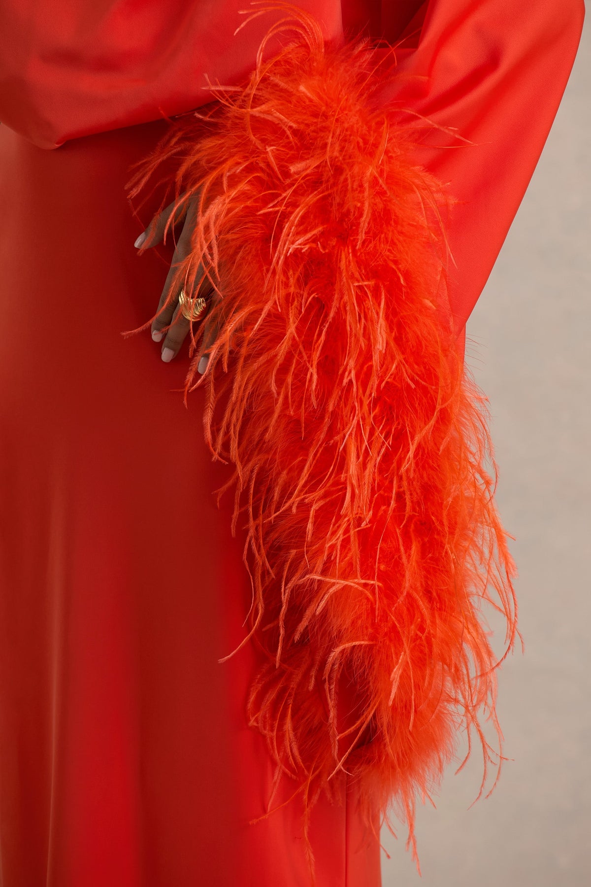 Felicity | Vestido Largo naranja de satén con escote asimétrico con plumas y detalles fruncidos
