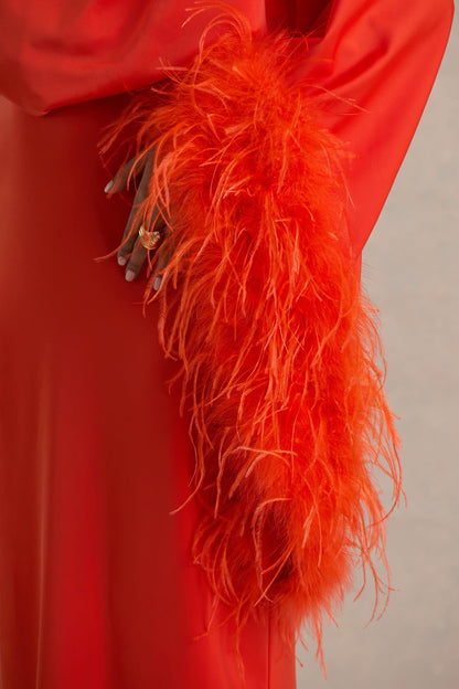 Felicity | Vestido Largo naranja de satén con escote asimétrico con plumas y detalles fruncidos
