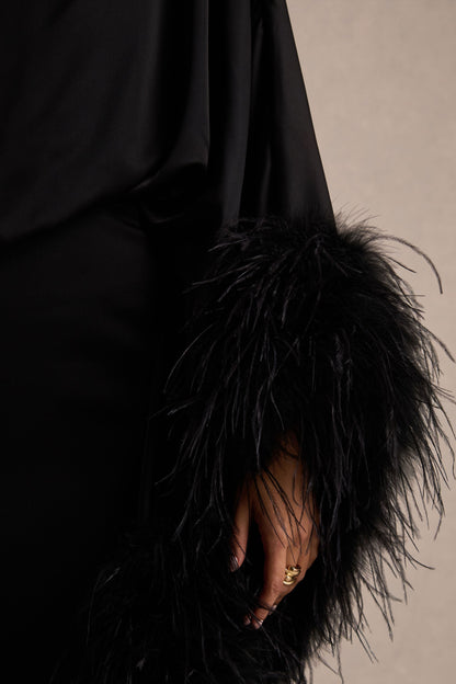 Felicity | Vestido Largo Negro de Satén con Escote Asimétrico, Plumas y Detalles Fruncidos
