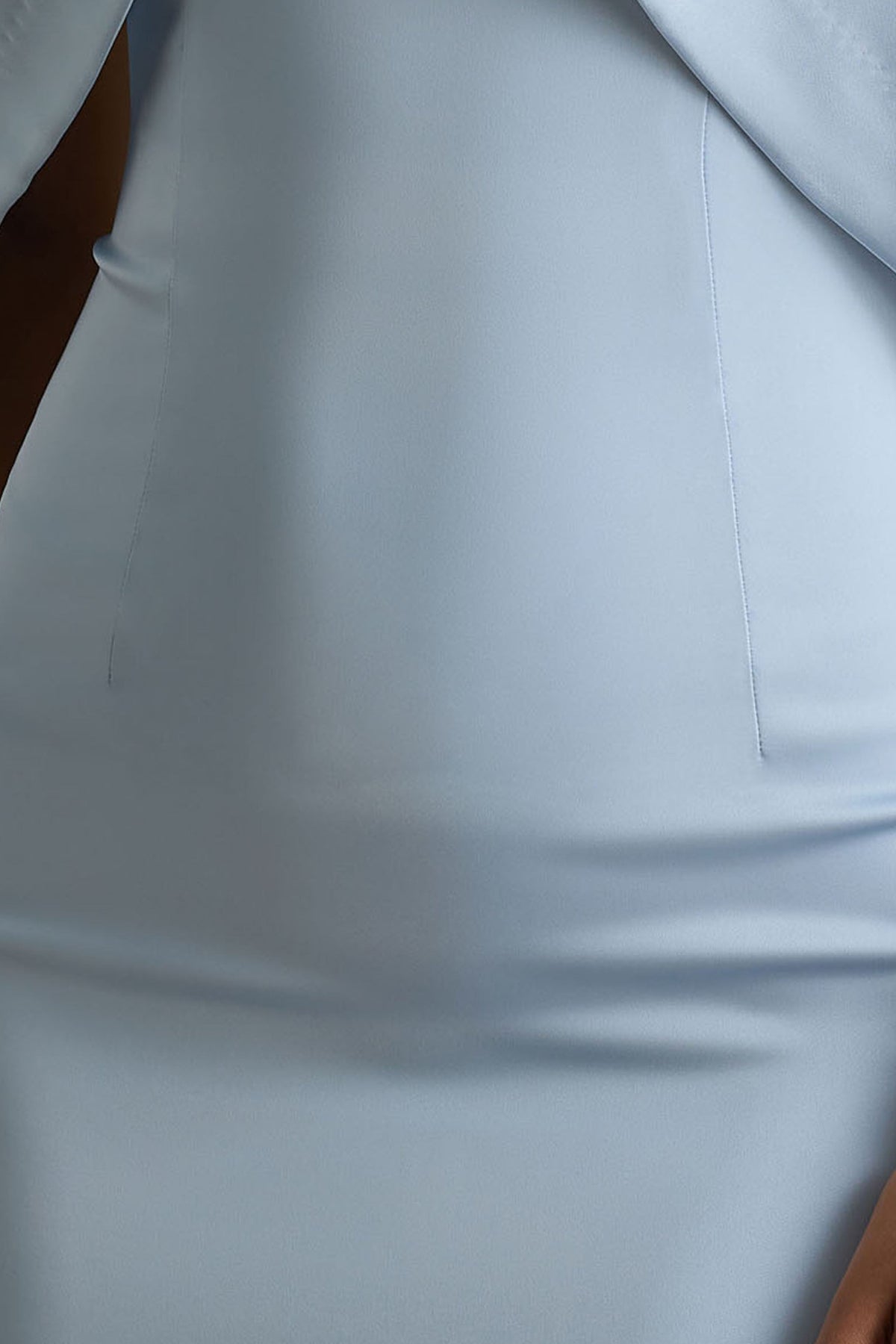 Sulliana | Vestido largo azul empolvado de satén con cuello alto adornado y mangas tipo capa