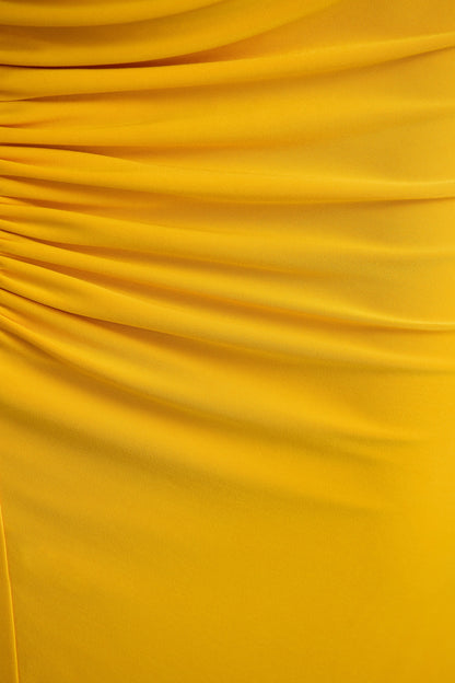 Diva | Vestido Largo Amarillo Con Escote Rasgado y Detalle Fruncido