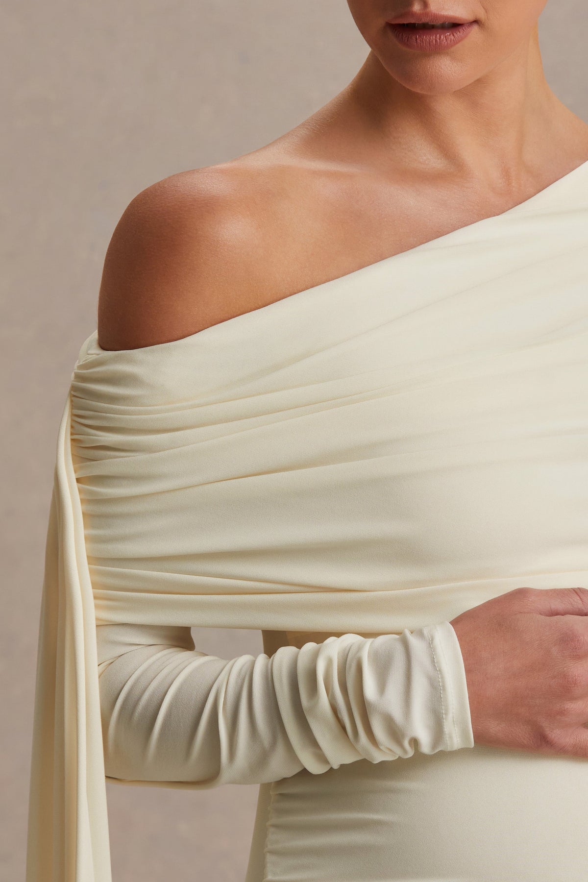 Cyra | Vestido largo crema con escote asimétrico y fajín