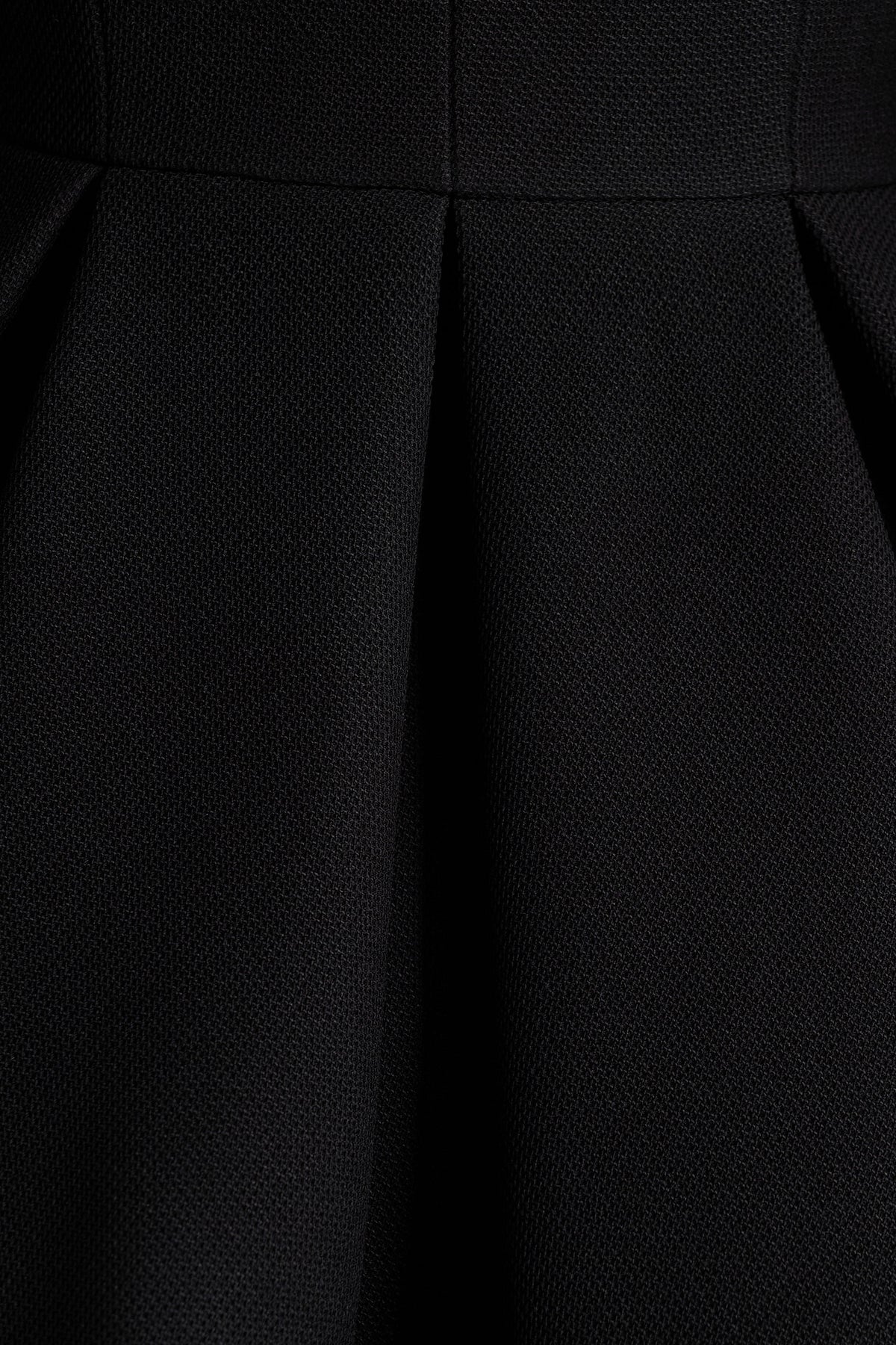 Katt | Vestido Corto Negro Entallado con Escote Profundo