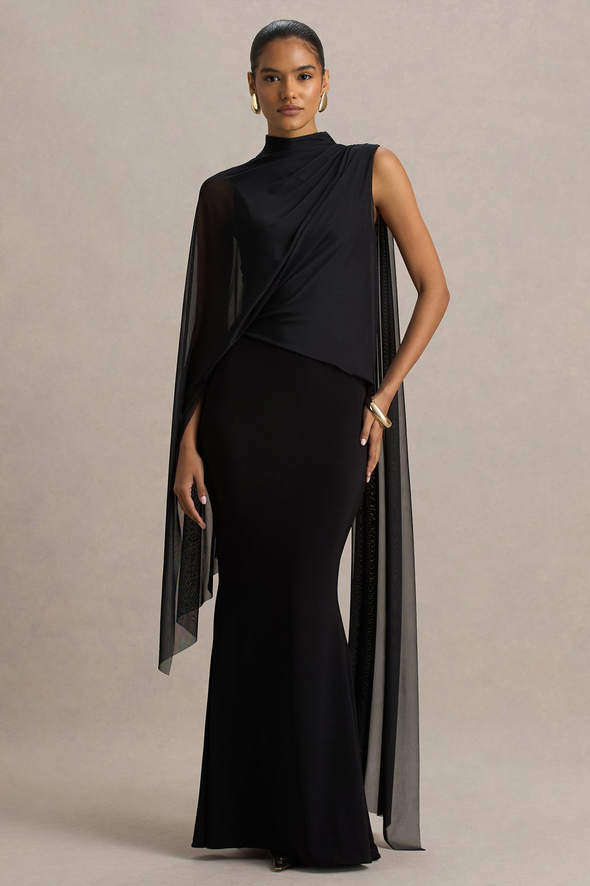 Amour | Vestido Largo Negro Con Escote Alto y Detalle De Manga Capa