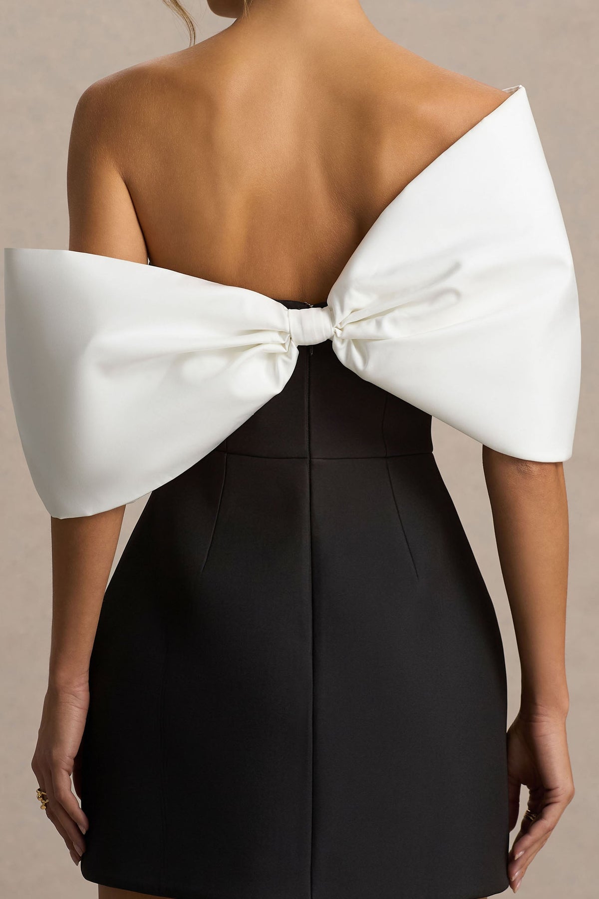 Tindra | Vestido Corto Blanco y Negro con Escote Bandeau y Mangas de Lazo