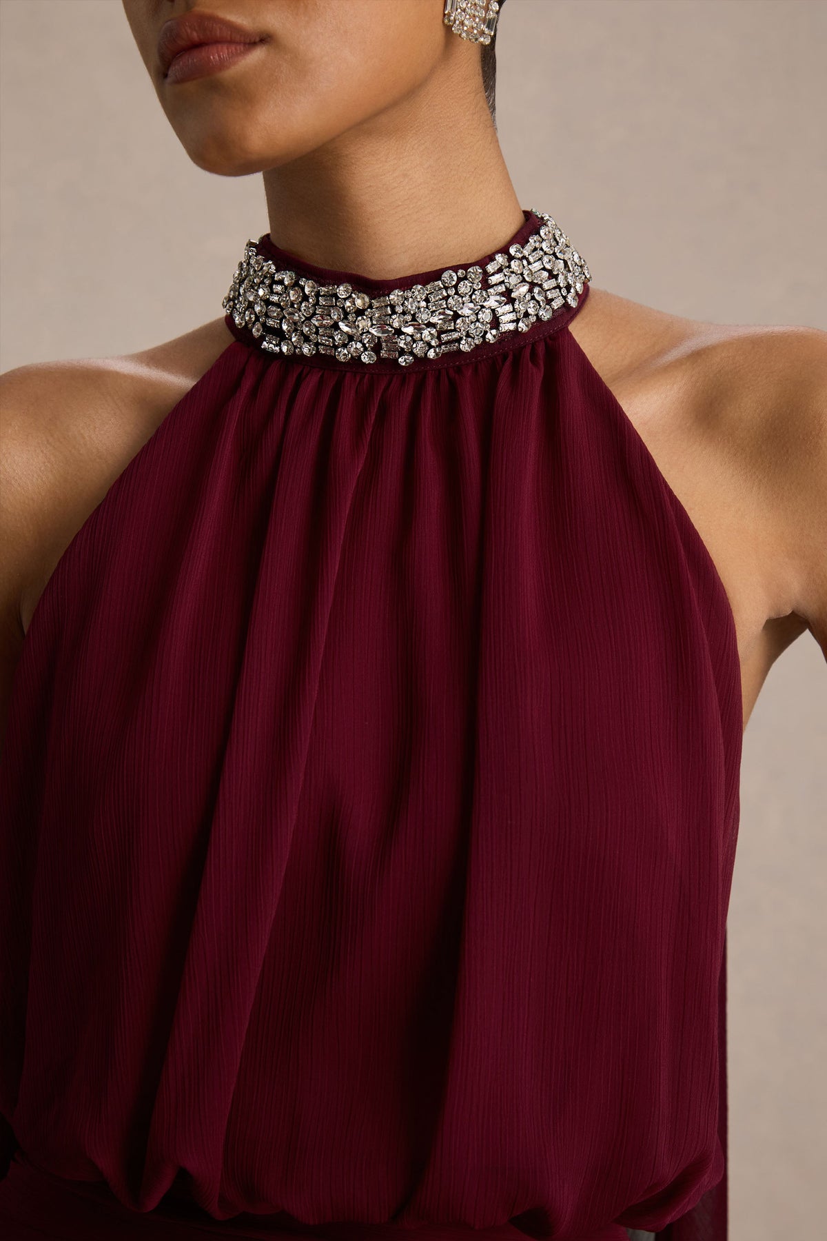 Marie | Vestido largo burdeos con escote halter y detalles adornados