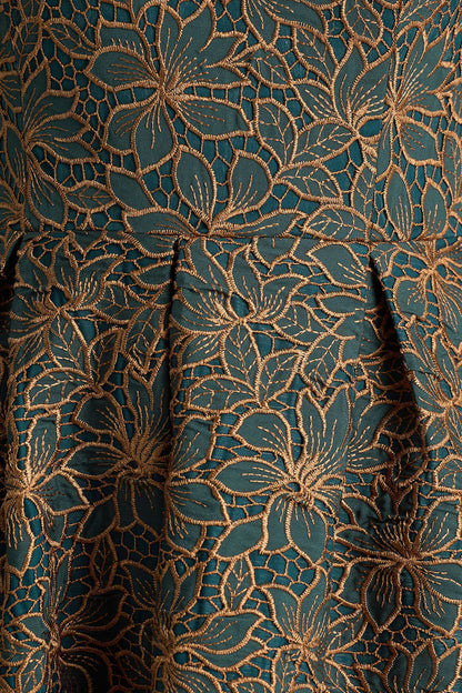 Loretta | Vestido midi bordado en verde oscuro y óxido con escote bandeau