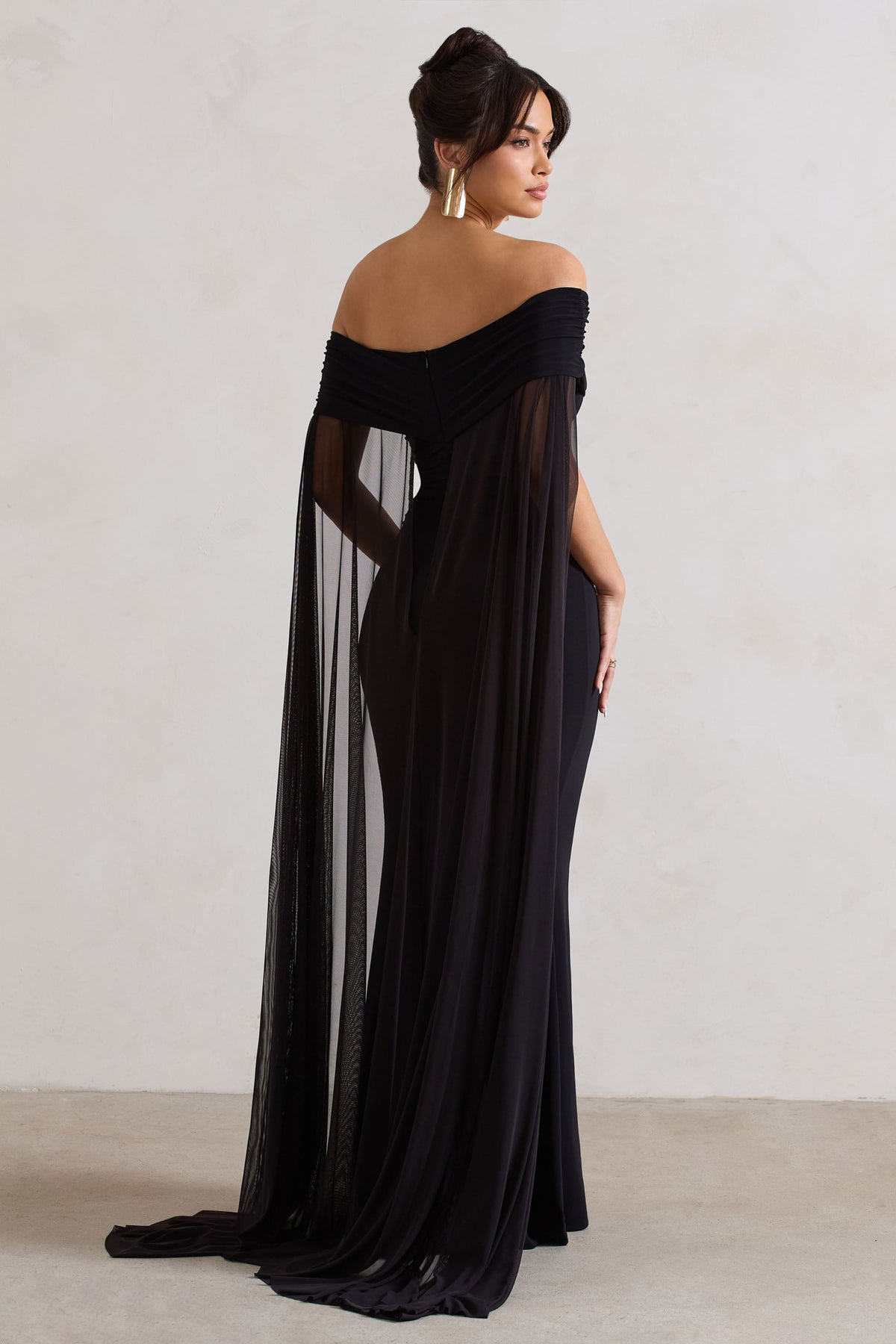 Carlotta | Vestido largo negro ajustado con capa de gasa y escote bardot