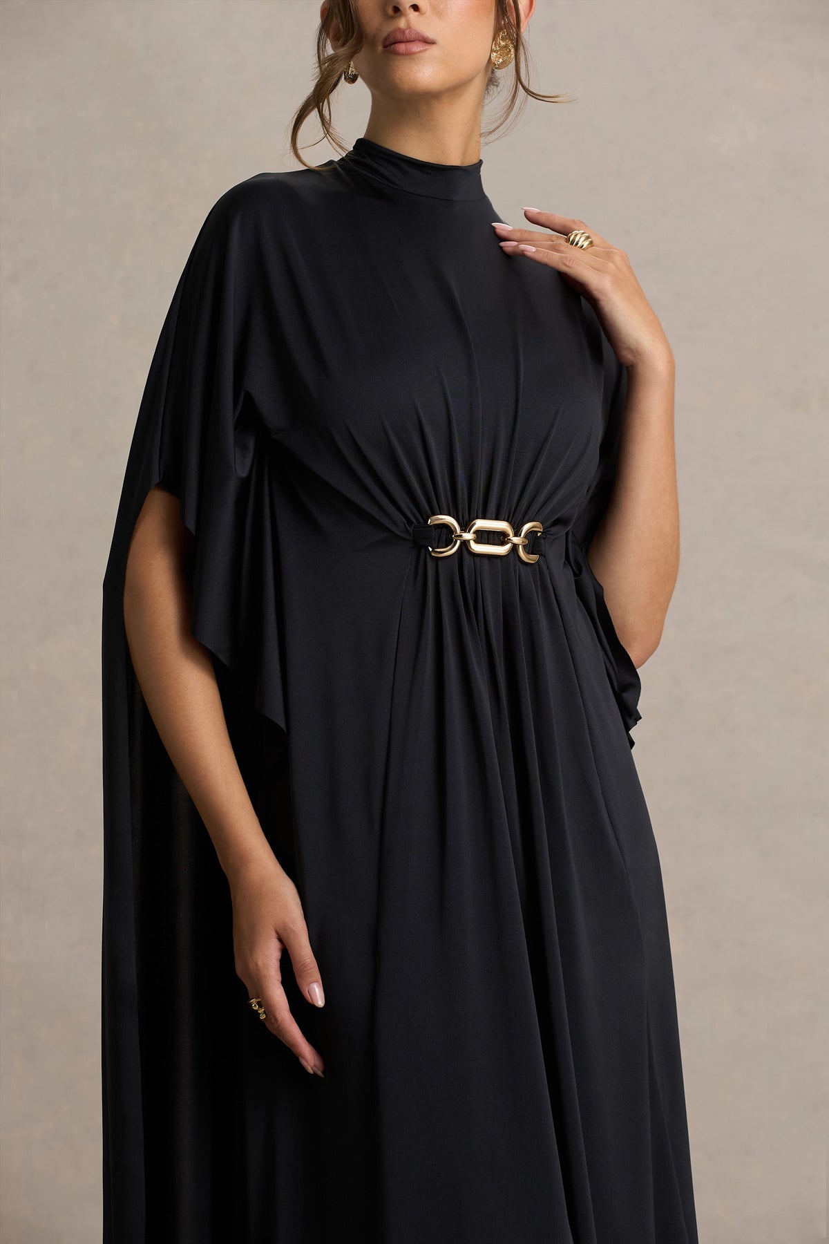 Olessia | Vestido negro con mangas tipo capa y cinturón con detalles dorados