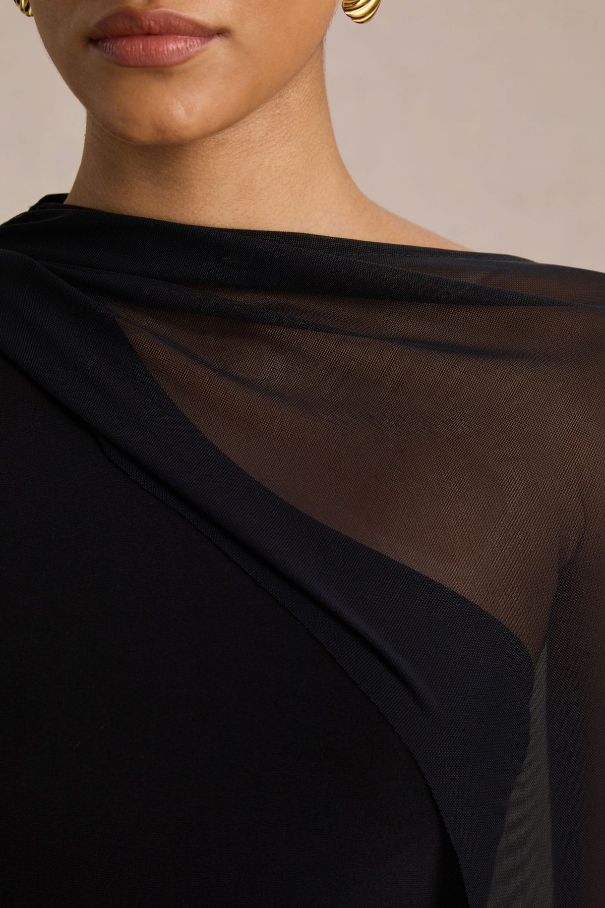 Mirelle | Vestido Largo negro con escote asimétrico y manga-capa transparente