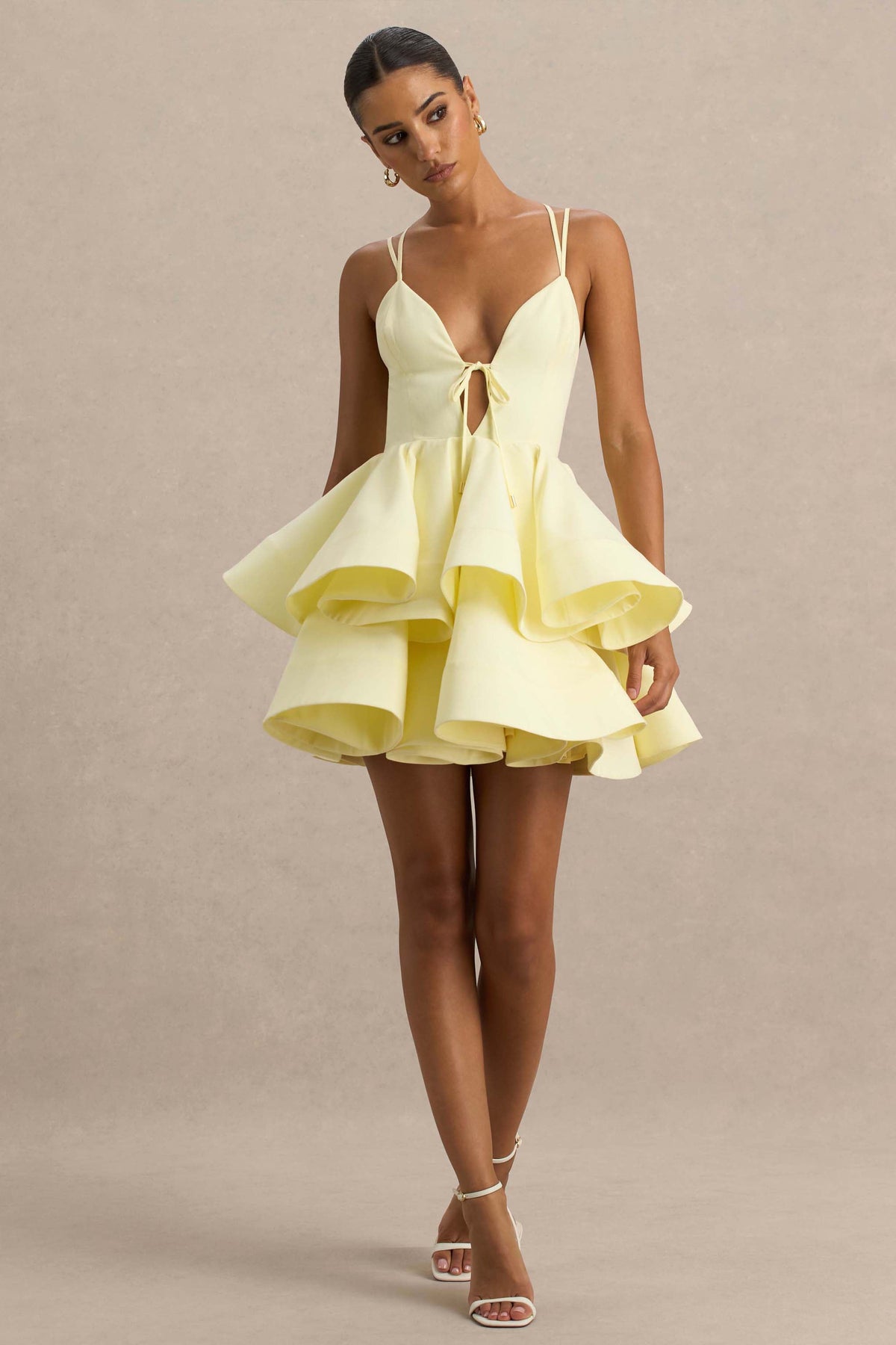 Flavia | Vestido corto amarillo con escote pronunciado y falda de volantes