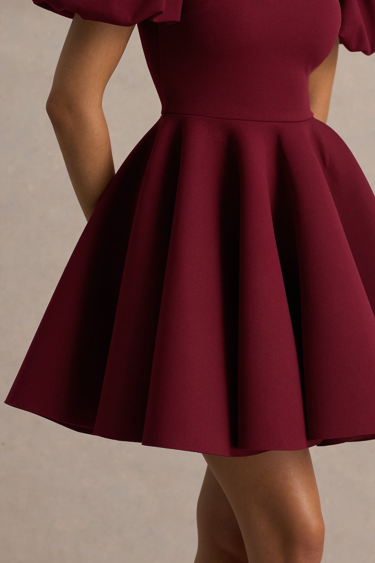 Emelia | Vestido Corto Skater Burdeos con Mangas Abullonadas