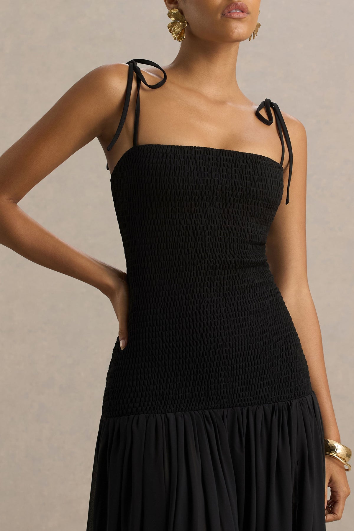 Maeva | Vestido largo negro con escote cuadrado y cuerpo fruncido