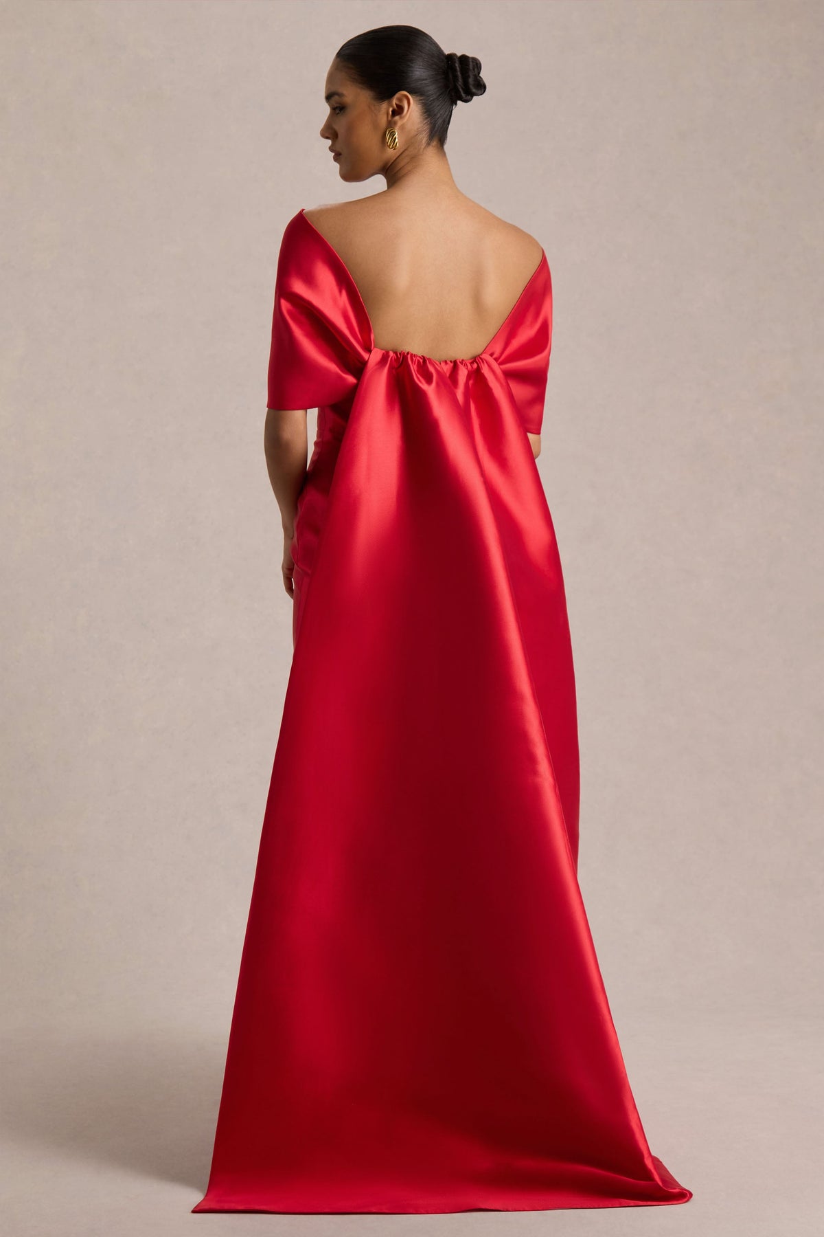 Wanting More | Vestido Largo Rojo de Satén con Capa y Lazo Grande