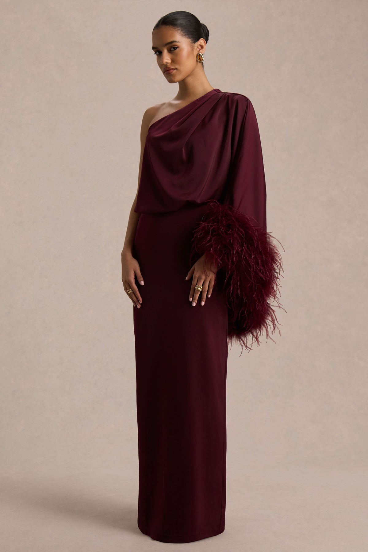 Felicity | Vestido Largo Burdeos de Satén con Escote Asimétrico, Plumas y Detalles Fruncidos