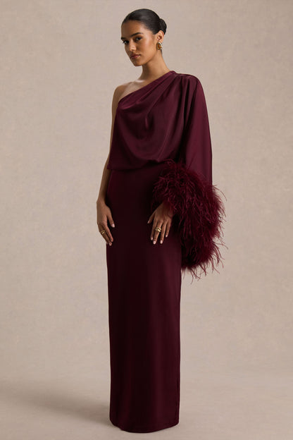 Felicity | Vestido Largo Burdeos de Satén con Escote Asimétrico, Plumas y Detalles Fruncidos