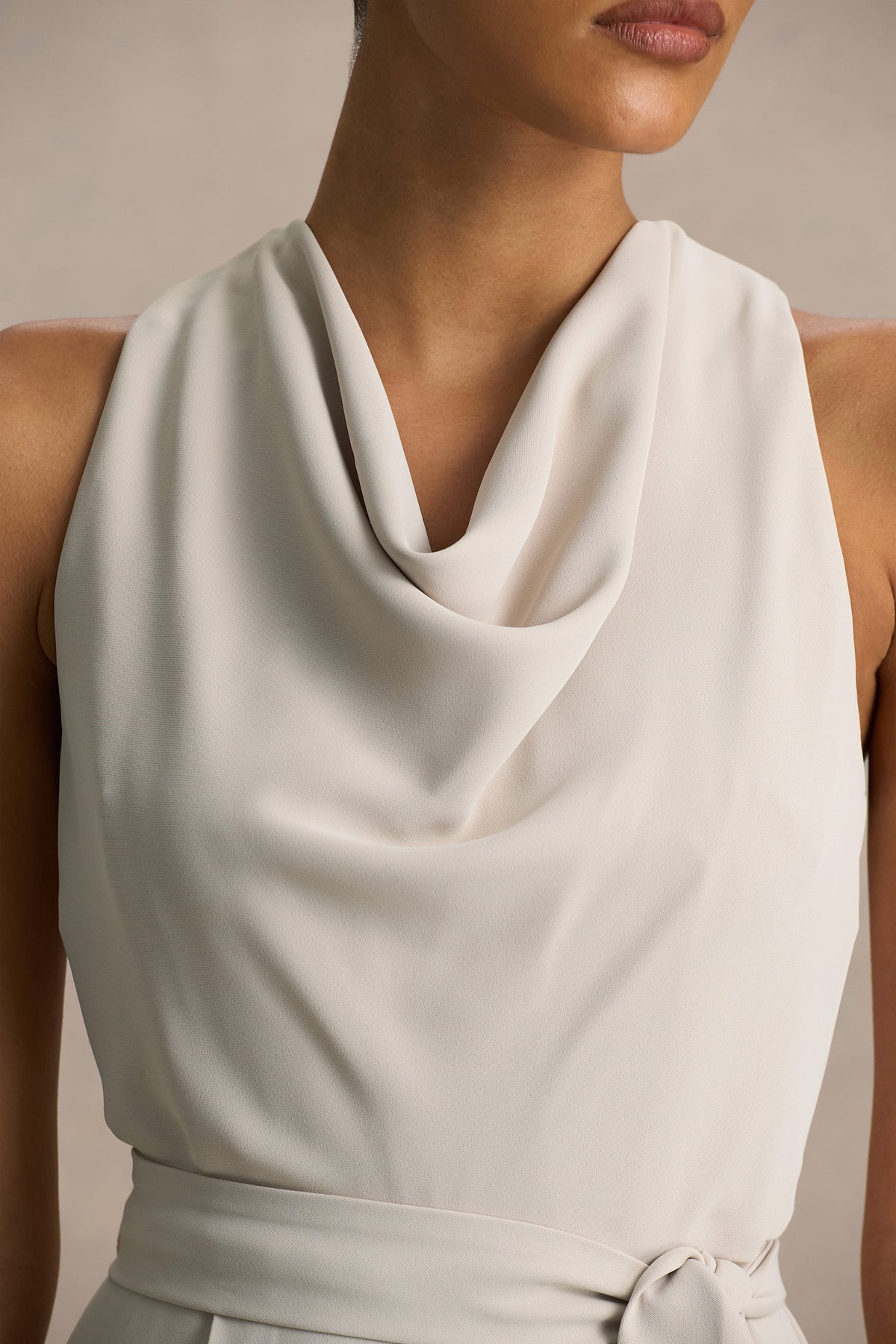 Corina | Mono Nude con Cuello Halter y Detalle de Lazo