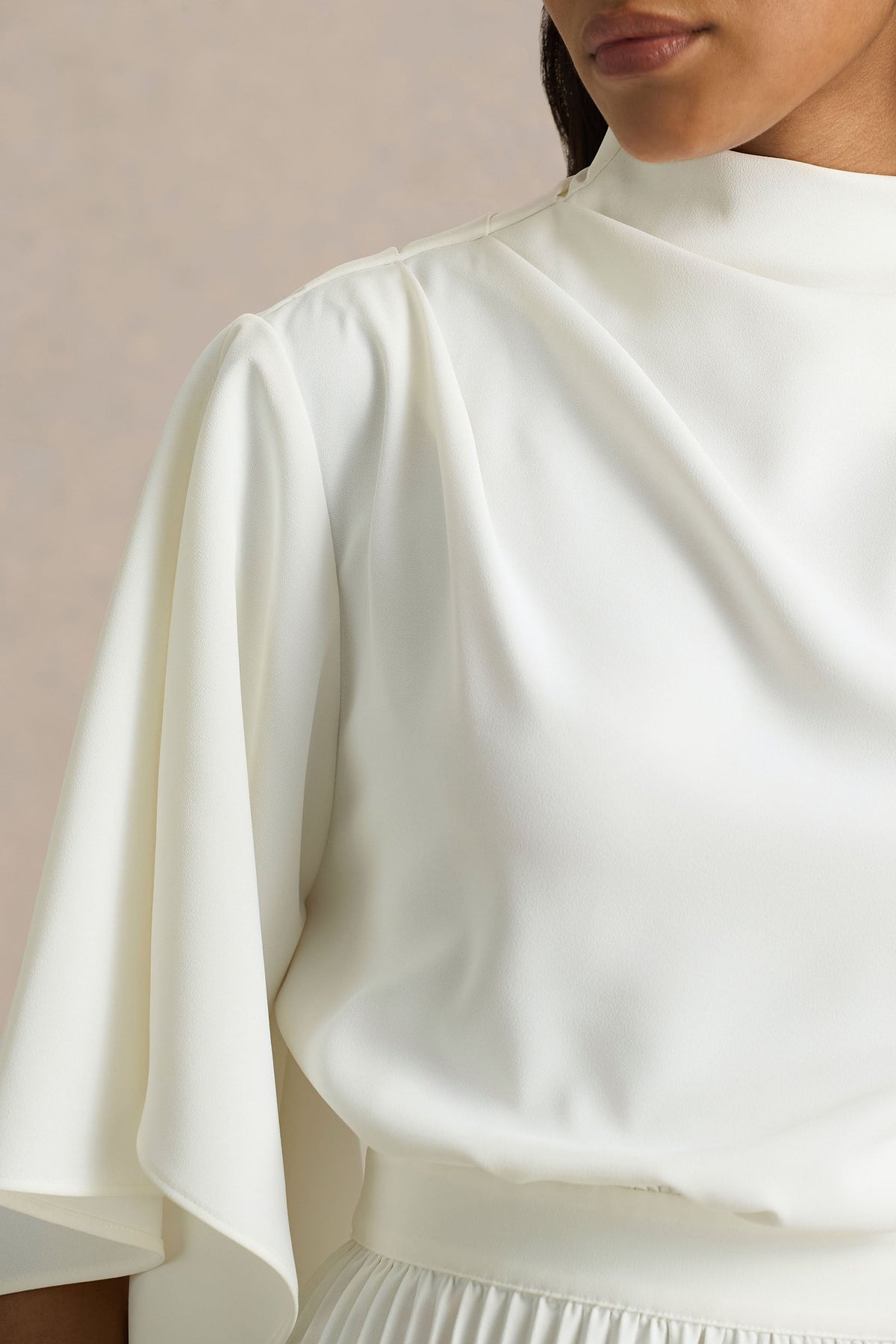 Jimena | Vestido Midi En Color Crema De Manga Larga con Cuello Alto y Detalles Plisados