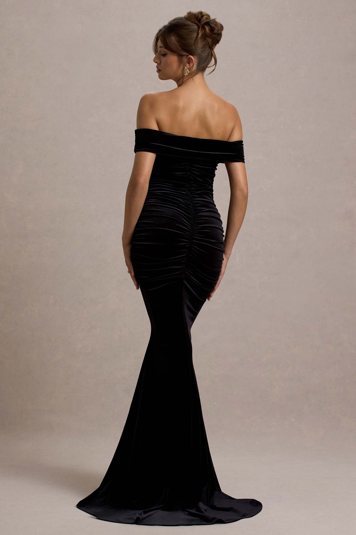 Apolline | Vestido Largo de Terciopelo Negro con Hombros Descubiertos y Cola de Sirena Fruncida