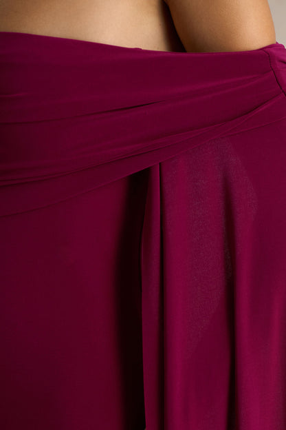 Saffina | Vestido Largo Burdeos con Escote Bardot y Detalle de Fajín