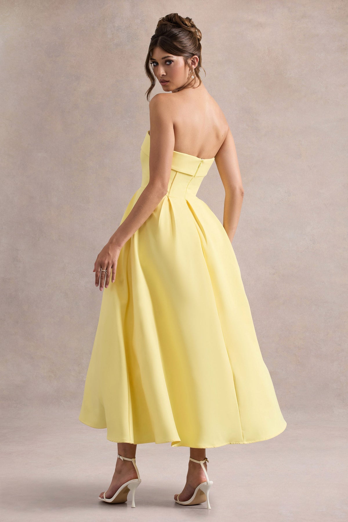 Annalise | Vestido midi en amarillo limón con escote bandeau y falda plisada