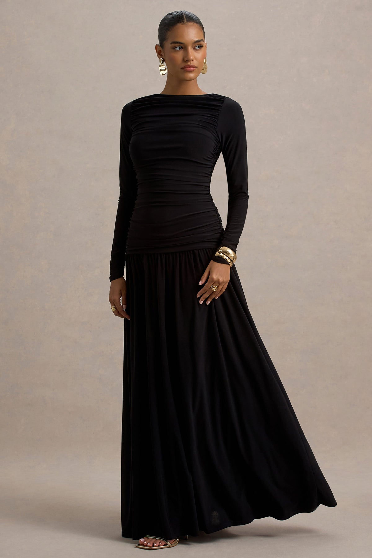 Aniyah | Vestido Negro Largo con Cuello Alto y Detalles Fruncidos