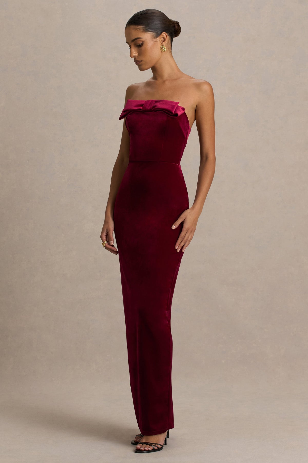 Illusion | Vestido Largo Burdeos De Terciopelo Con Escote Bandeau Y Lazo