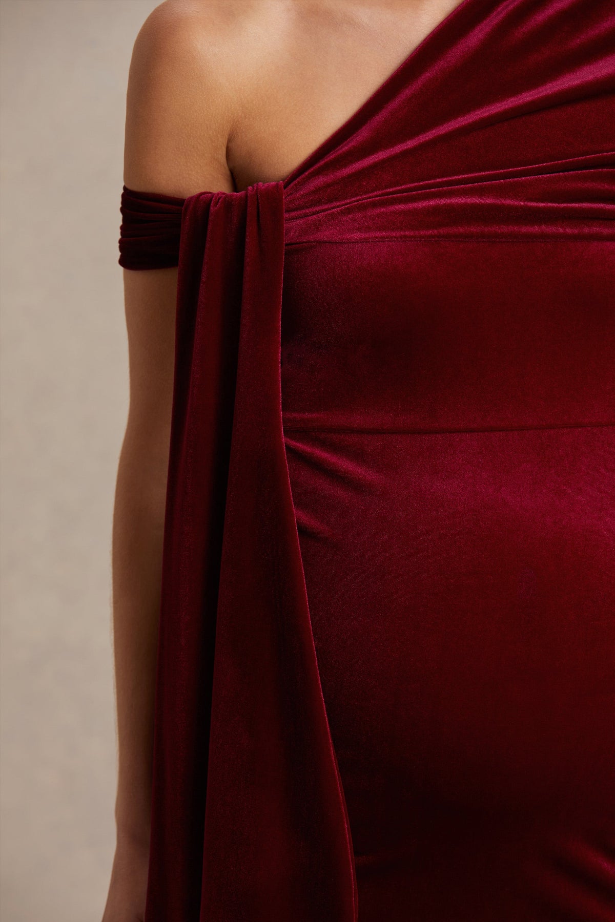 Zena | Vestido Midi Premamá de Terciopelo Burdeos con Escote Asimétrico y Detalle de Nudo y Fajín