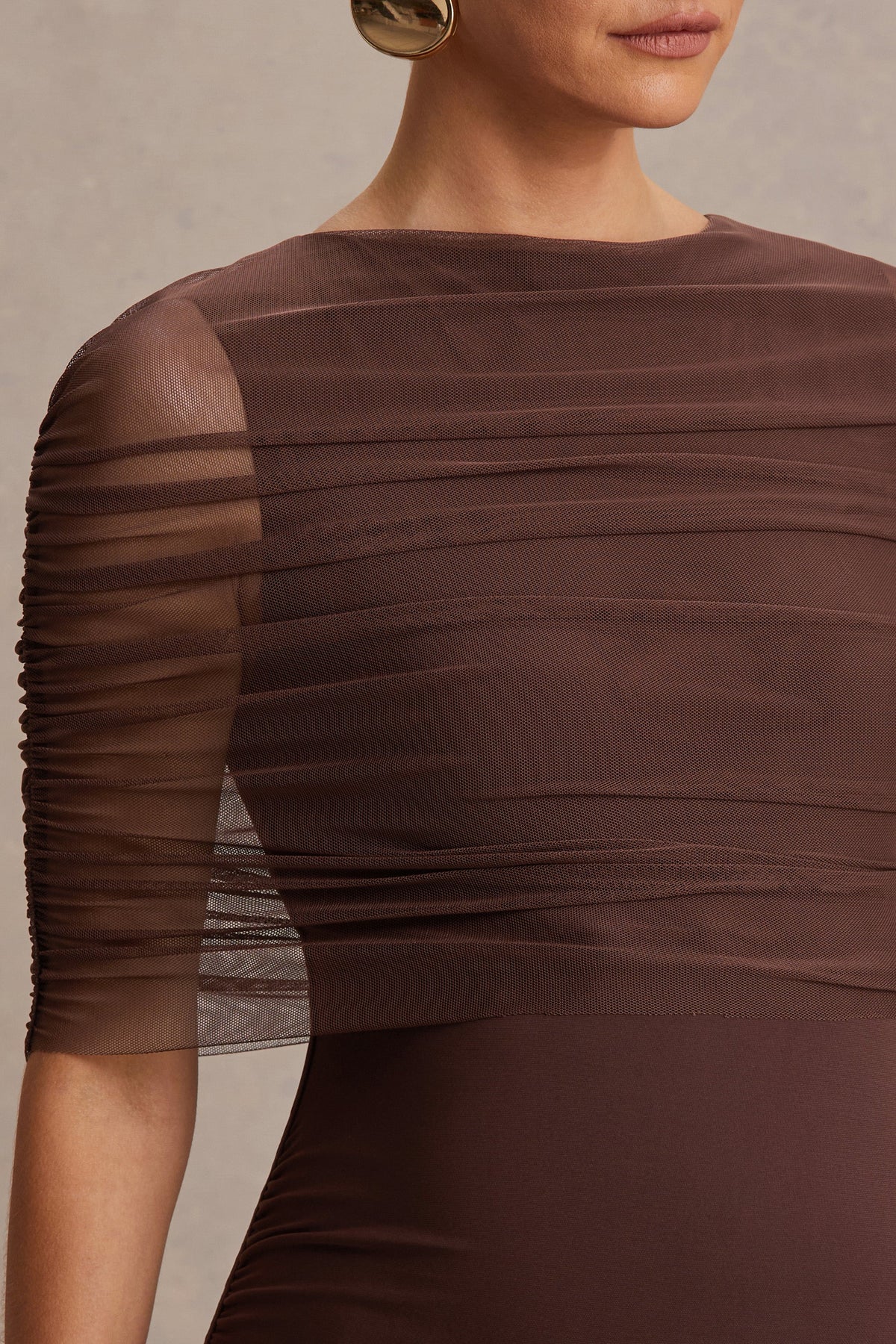 Zaria | Vestido Largo Marrón con Escote Redondo y Capa Superpuesta