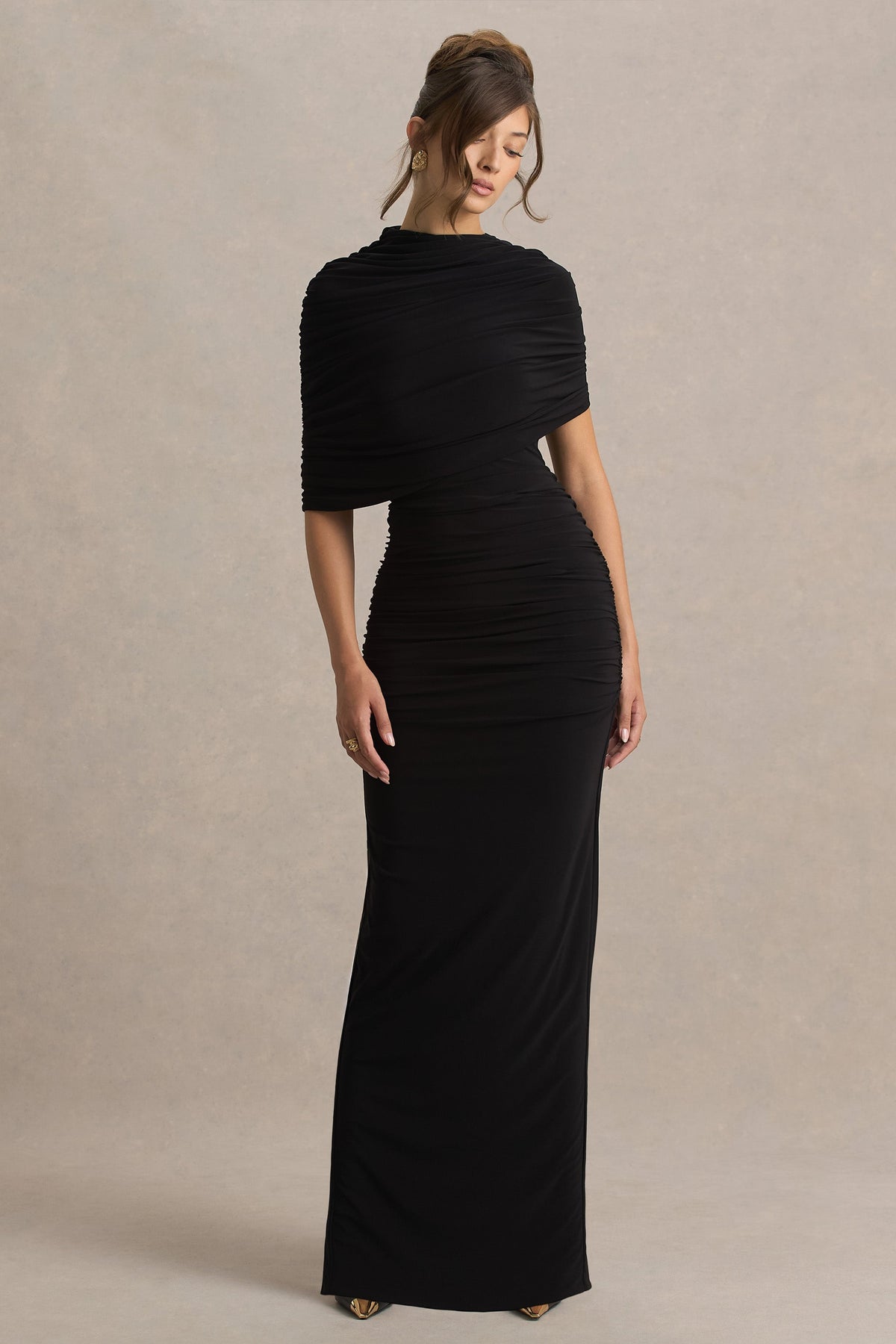 Glitz | Vestido largo en Negro con Escote Alto, Manga Capa y Detalle Fruncido