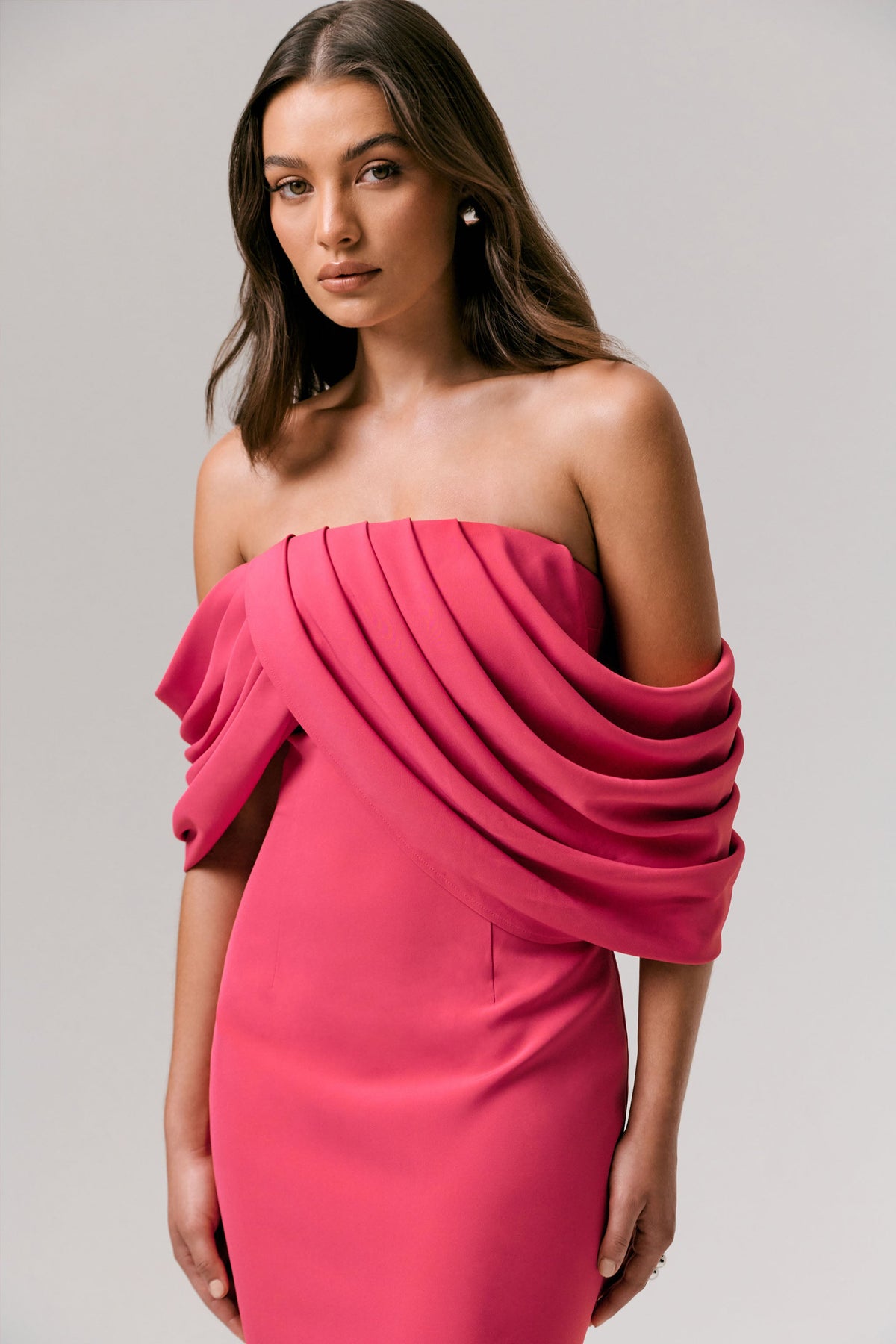 Serene | Vestido Largo Bardot drapeado en rosa intenso