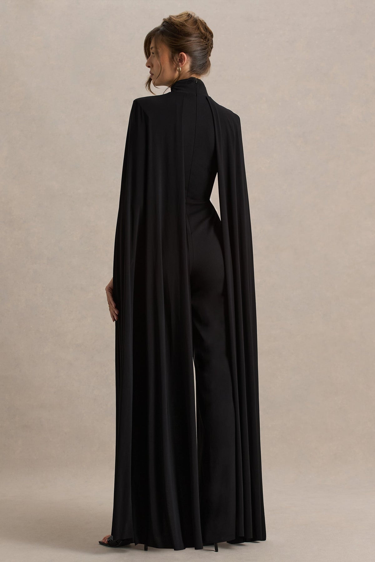 Dulcet | Mono Negro con Escote Alto y Mangas Capa