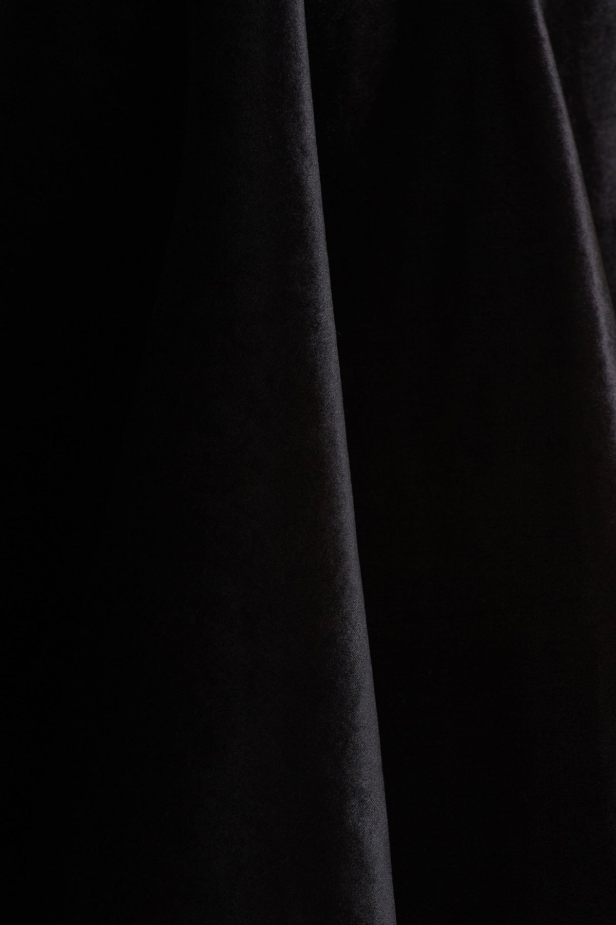 Keeley | Vestido Corto Negro de Terciopelo con Escote Asimétrico y Lazo