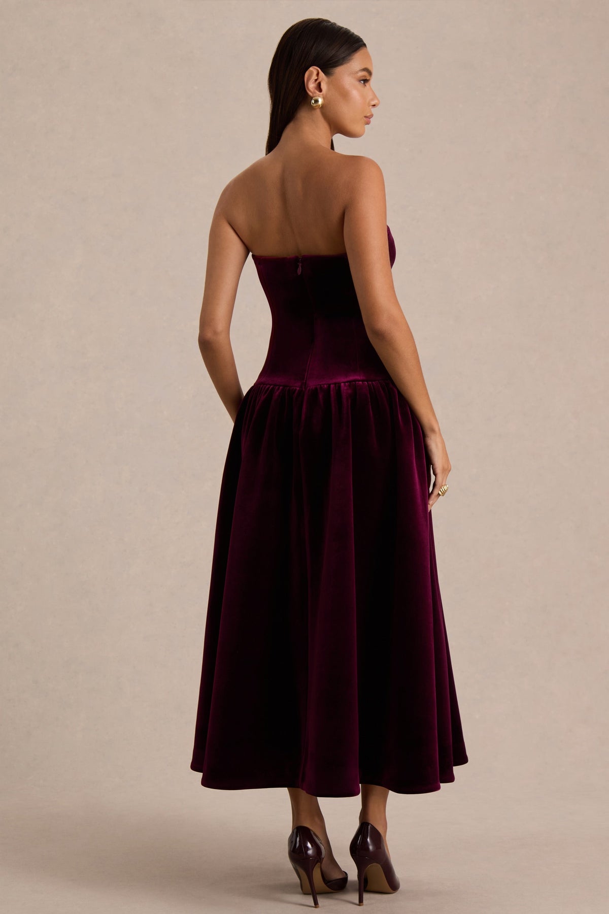 Violetta | Vestido Midi Burdeos de Cuello Bandeau, Cintura Caída y Falda Plisada