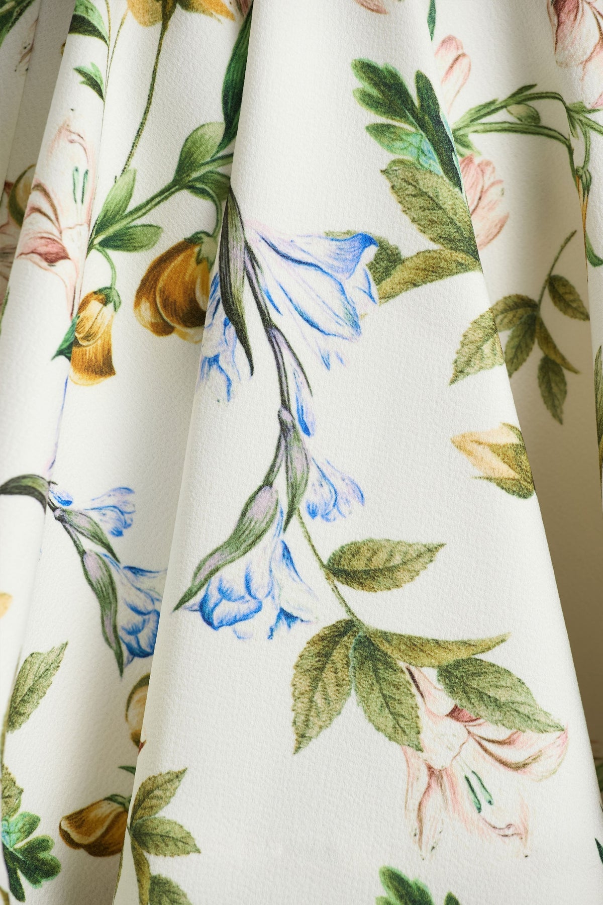 Valerian | Vestido corto Blanco con Estampado floral y Escote Bandeau con Bajo con Volantes