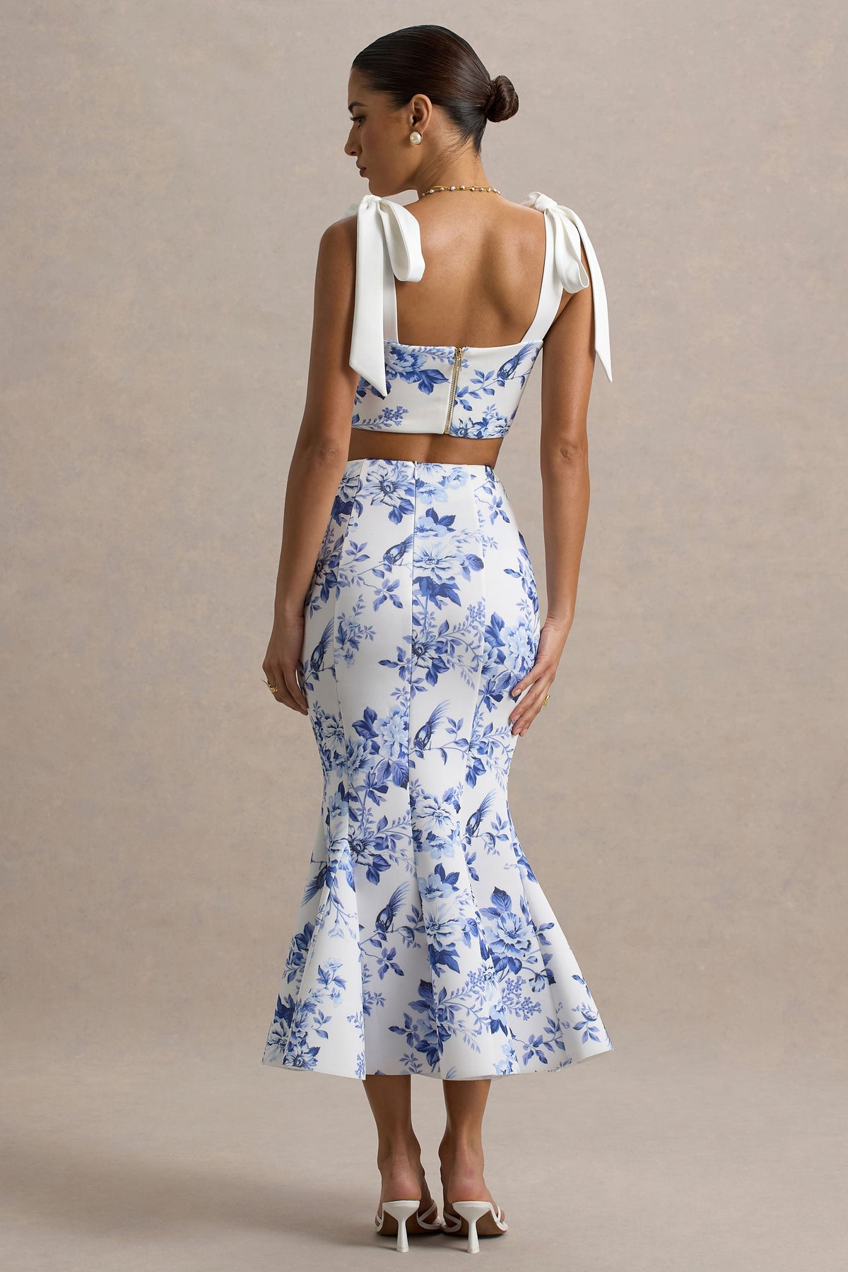Amadea | Falda midi ajustada de talle alto con estampado de porcelana azul