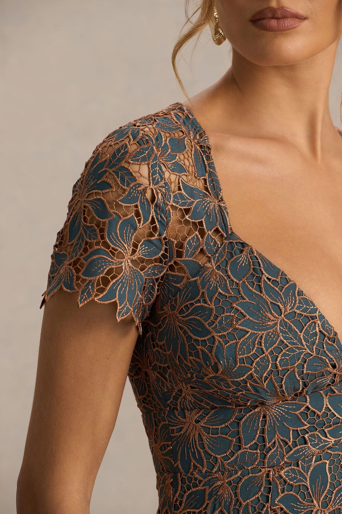 Sabrina | Vestido Midi Bordado en Verde Oscuro y Óxido con Escote Pronunciado