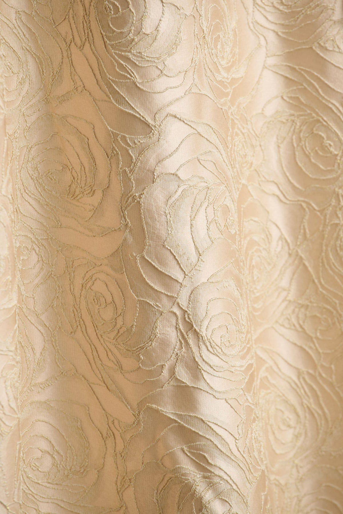 Hypnotic | Vestido Midi Dorado de Jacquard con Escote Bandeau y falda plisada