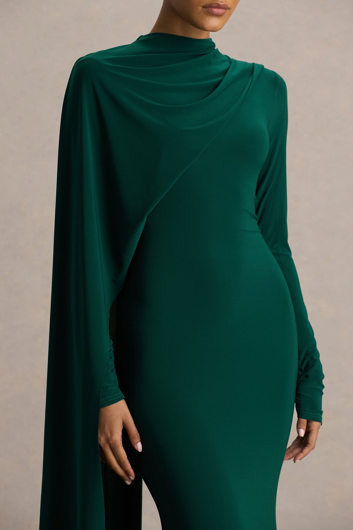 Always | Vestido Largo Verde Botella con Escote Alto y Detalle de Manga Capa