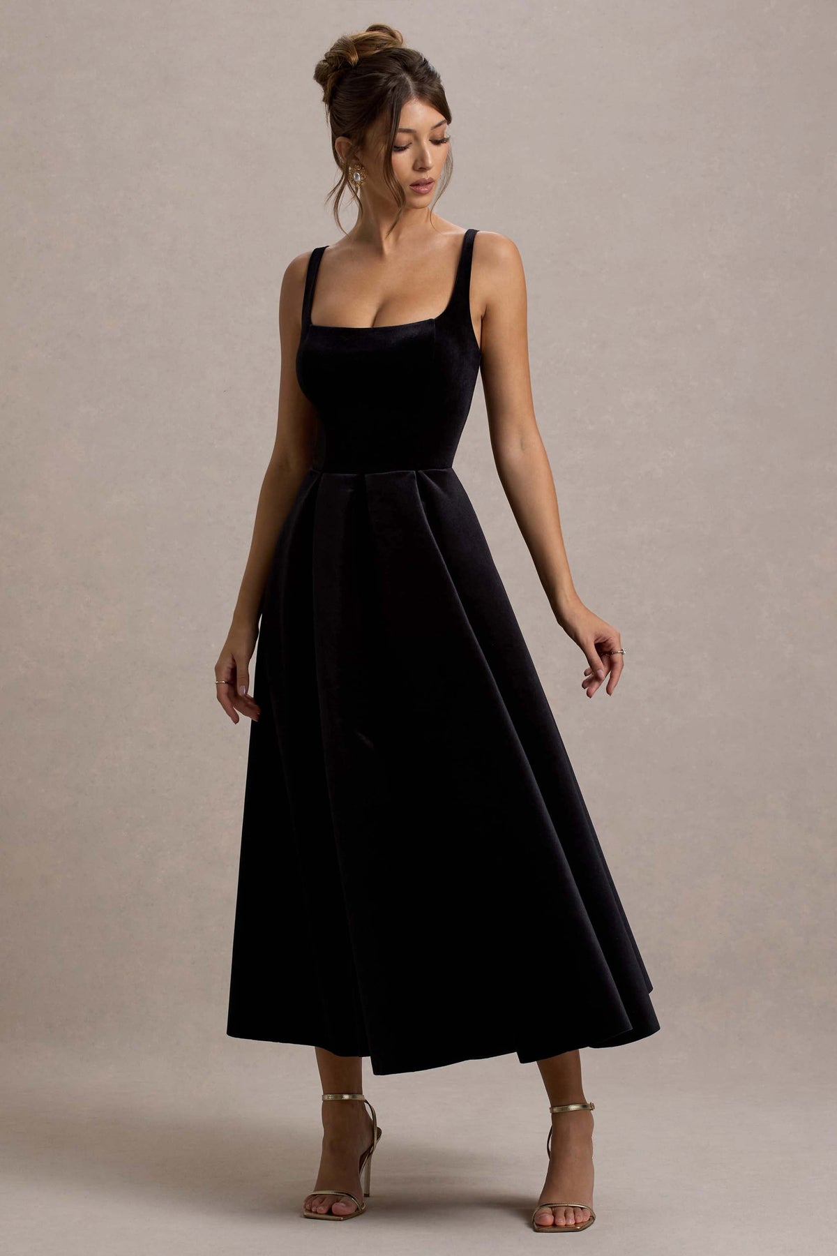 Francisca | Vestido Midi en terciopelo negro con falda plisada y volumen