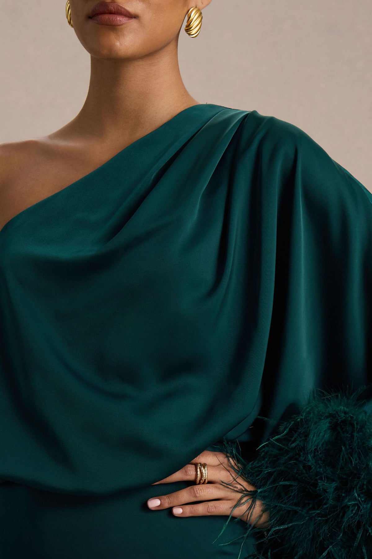 Felicity | Vestido Largo Verde Azulado de Satén con Escote Asimétrico, Plumas y Detalles Fruncidos