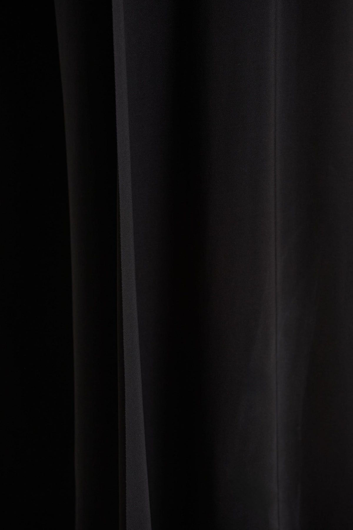 Zara | Mono negro con escote cuadrado y mangas tipo capa