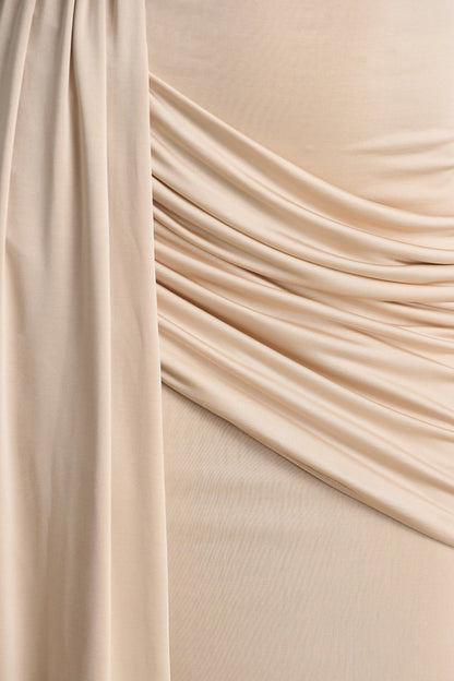 Romi | Vestido Largo Champán Con Escote Alto y Detalle Fruncido