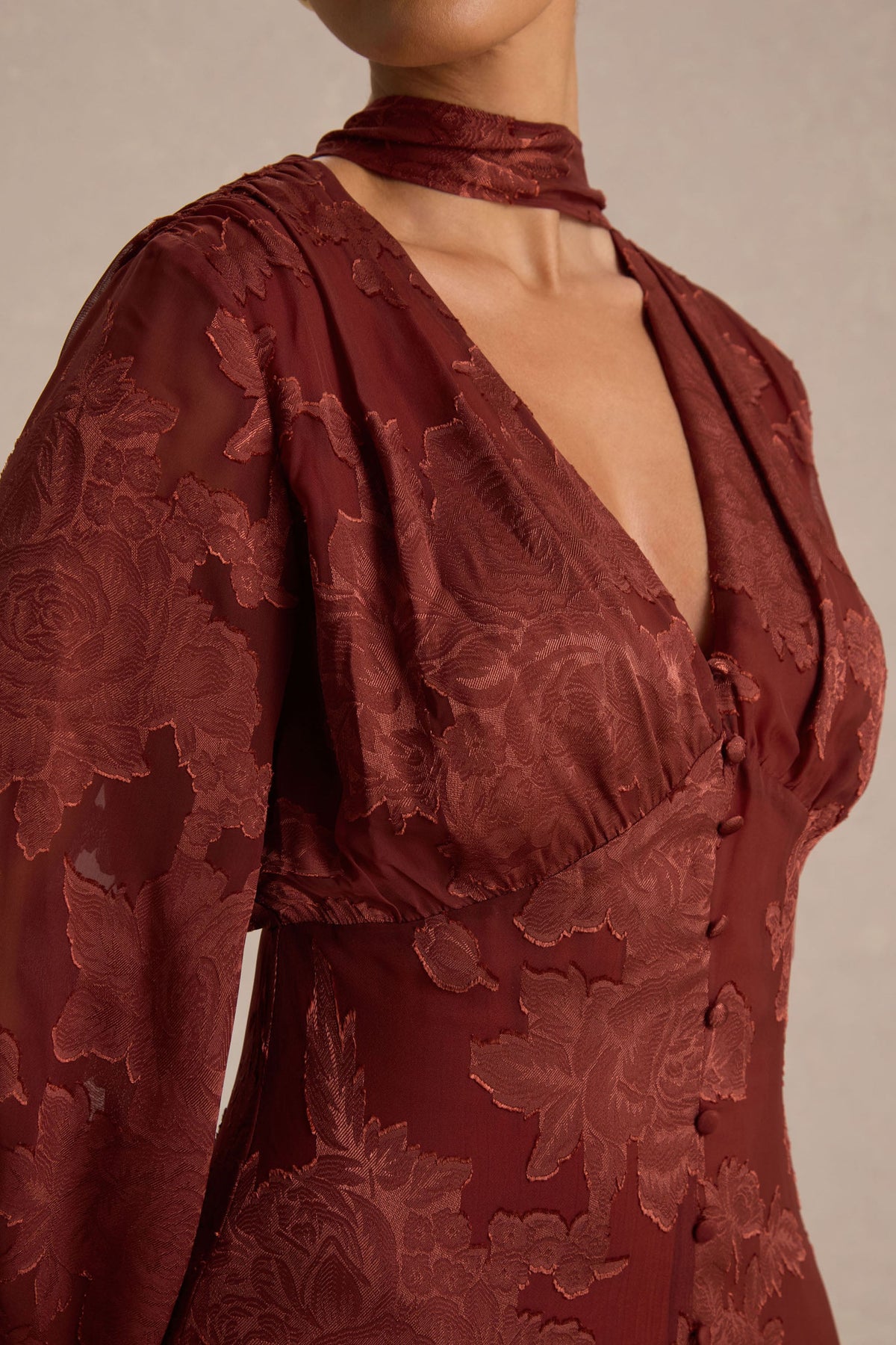 Sabina | Vestido midi devoré color óxido con escote pronunciado