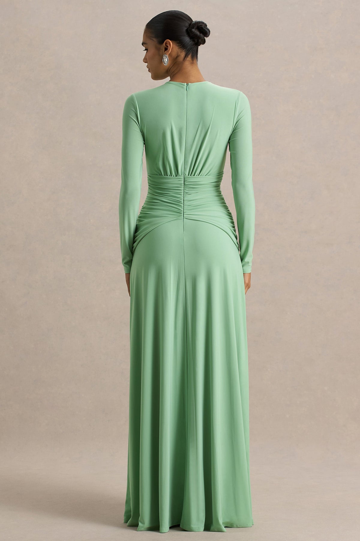 With Me | Vestido largo verde de cuello alto con frunces y aberturas