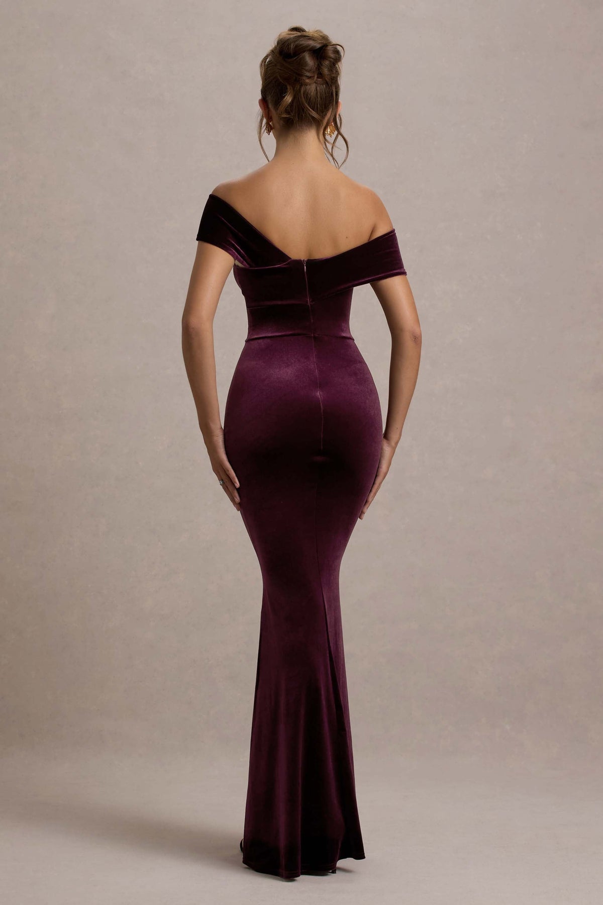 Candela | Vestido largo de Terciopelo morado con Escote Bardot Asimétrico