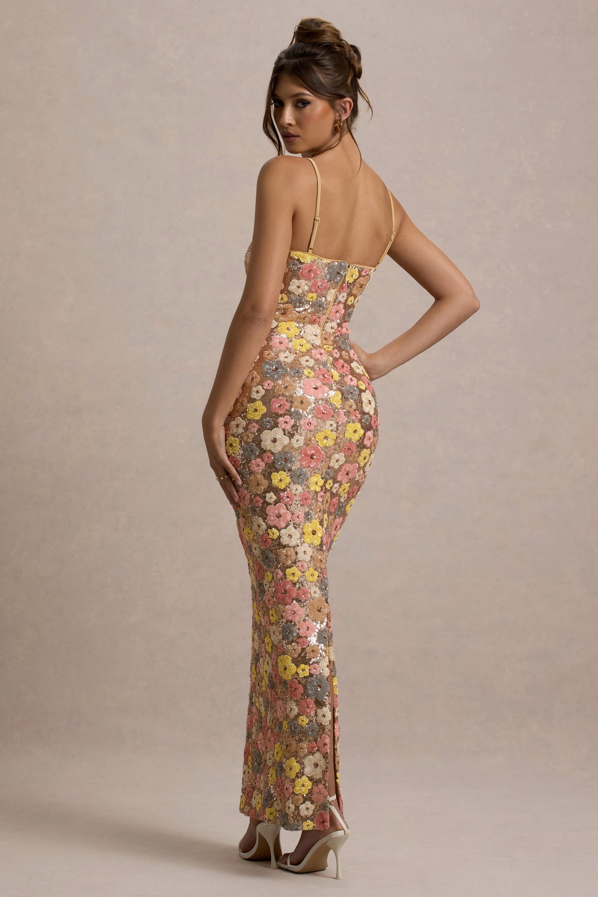Vitora | Vestido largo con estampado floral en tonos pastel lentejuelas y escote cuadrado