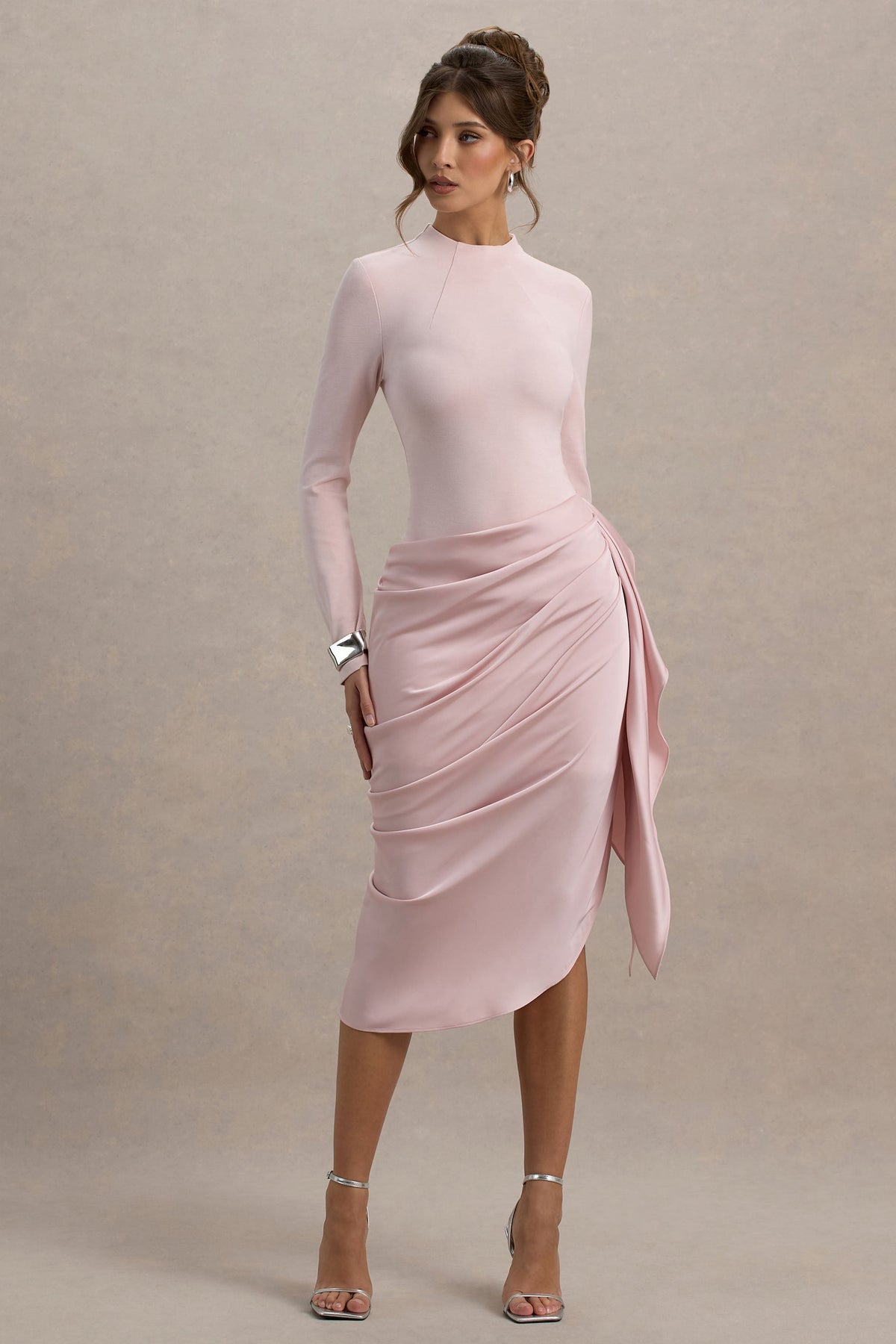 Raffie | Vestido Midi satinado rosa con mangas largas y drapeado lateral